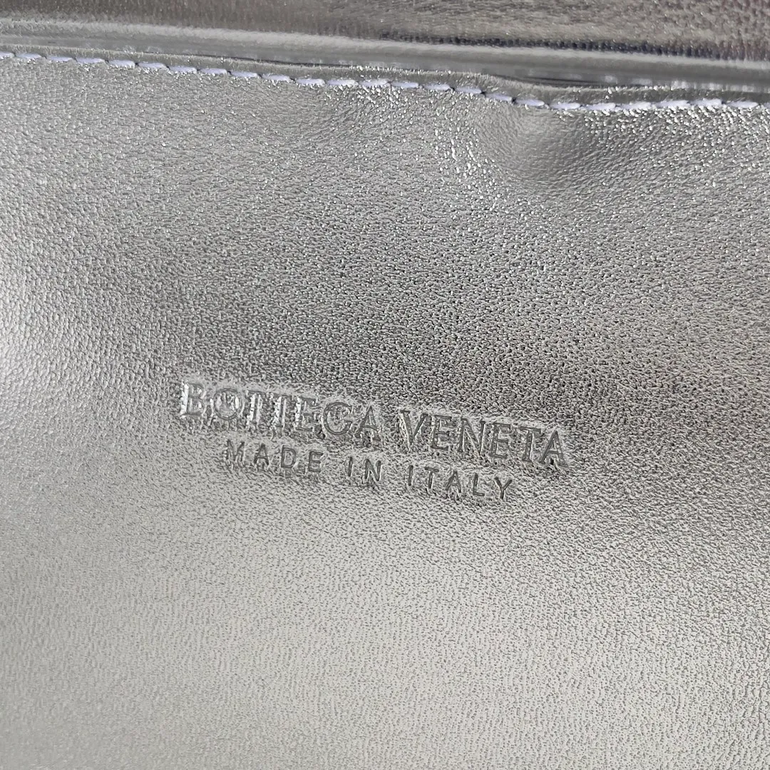 Batch 2060 Bottega Veneta 24 spring fashionable petal woven evening bag. No logo, no matter how shiny, this evening bag has gorgeous colors and eye-catching colors, and the forging of petal craftsmanship reveals the prosperity of spring. Original leather ➕ stainless steel hardware ➕ 24k real gold plating ➕ all handmade. Anyone who knows the history of our brand should have heard that the knot is a story of Bottega Veneta, and it is also one of the more important perfectly designed styles. Style number: 717622 Size: 20.5*6*12.5